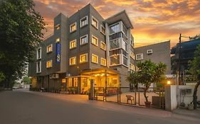 Fabhotel Bee Town
